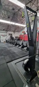 Ski Erg dans une salle de CrossFit